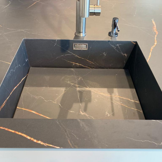 1093 - MARMO ELITE KER / Compact cœur noir / Cuve sous plan et habillage cuve