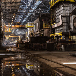Plan de travail dont le décor rappelle le style industriel