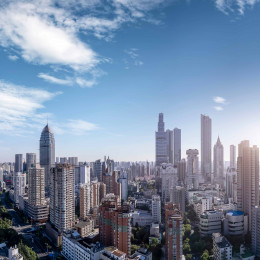 PLAN DE TRAVAIL STRATIFIÉ DONT LE DÉCOR RAPPELLE LE STYE URBAIN