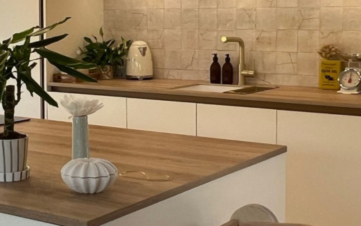 Cuisine avec un plan de travail mixte