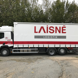 Vu de côté camion de transport Laisné Logistik